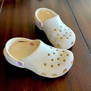Girls size 13 Sprinly Glitter Crocs Clogs White Cream with Blue Green Slippers